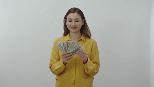 仕事や宝くじでたくさんのお金を獲得した若い女性の文字の肖像画 幸せな若い女性の銀行券 ファンニング 巨大なコイン 白い背景に隔離されたカウント — ストック動画