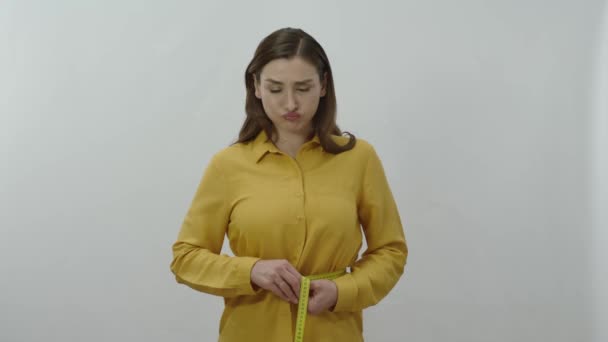 Portret Postaci Smutnej Młodej Kobiety Mierzącej Swoje Ciało Miarą Taśmy — Wideo stockowe