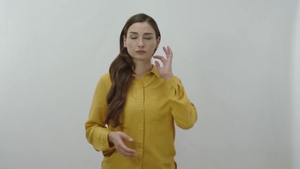 Charakteristický Portrét Mladé Ženy Která Něco Připravuje Narovnává Vlasy Chystá — Stock video