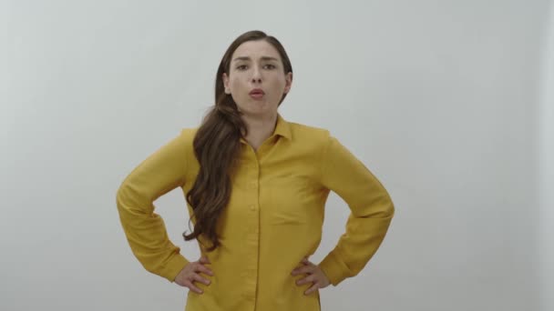 Karakterportret Van Een Jonge Vrouw Die Hoest Met Problemen Haar — Stockvideo