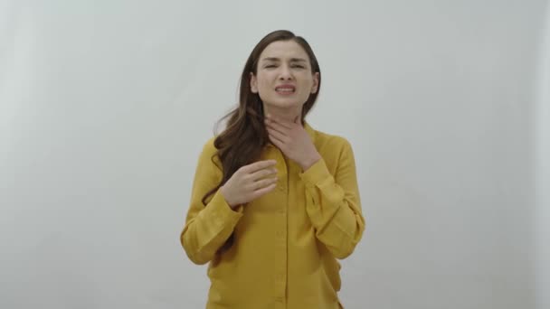 喉が痛い若い女性の文字の肖像画 痛みを感じ 白い背景で隔離された健康上の問題を持つ若い女性 — ストック動画