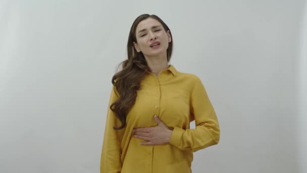 胃や腸の痛みに苦しむ女性の文字の肖像画 白い背景に隔離された消化器系の問題を持つ不健康な女性 — ストック動画