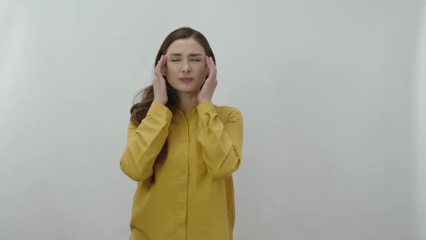 头痛或偏头痛妇女的人物肖像 白色背景下孤立的头痛不健康妇女 — 图库视频影像