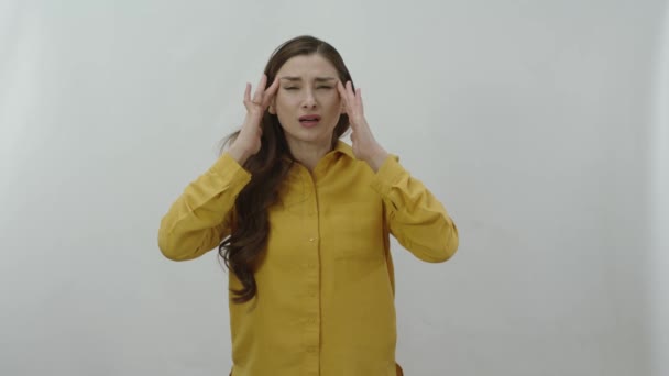 頭痛や片頭痛の痛みに苦しむ女性の文字の肖像画 白い背景に隔離された頭痛を持つ不健康な女性 — ストック動画