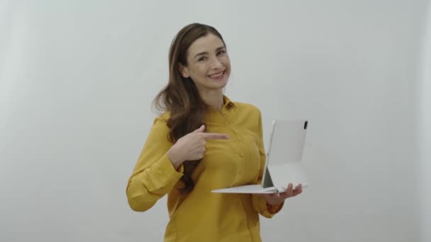 Tablet Bilgisayarda Çalışan Mutlu Kadını Portresi Ekranı Işaret Ediyor Çalışkan — Stok video