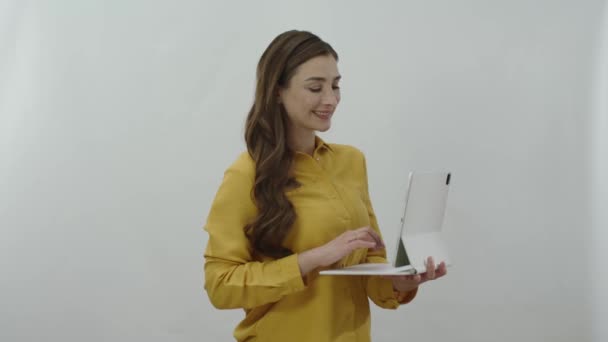 手拿着平板电脑工作的快乐女商人的人物肖像 手指在屏幕上 快乐的商界女性 喜欢使用与白人背景隔离的技术 — 图库视频影像
