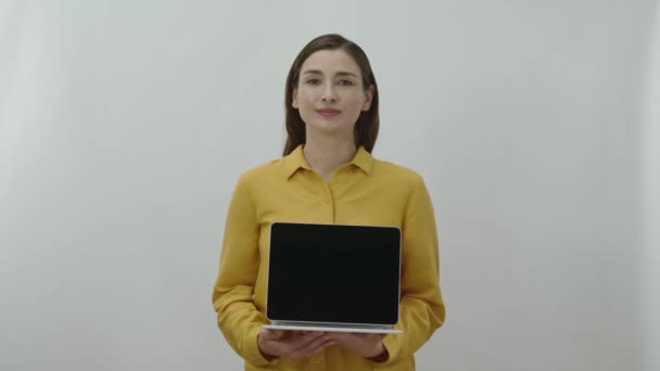 Charakterporträt Einer Glücklichen Geschäftsfrau Die Tablet Computer Der Hand Arbeitet — Stockvideo