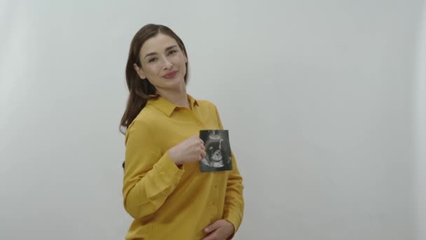 Retrato Carácter Una Mujer Feliz Estar Embarazada Con Una Foto — Vídeo de stock