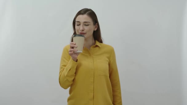 Portret Kobiety Pijącej Kawę Czarną Lub Zieloną Herbatę Papierowej Filiżance — Wideo stockowe