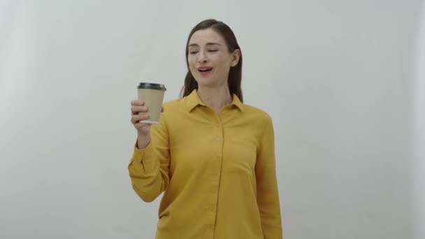 Portret Kobiety Pijącej Kawę Czarną Lub Zieloną Herbatę Papierowej Filiżance — Wideo stockowe