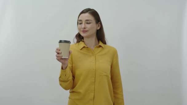 Retrato Carácter Una Mujer Tomando Café Negro Verde Una Taza — Vídeo de stock