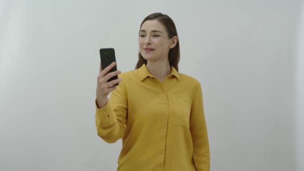 Jovem Encantadora Mostrando Smartphone Com Uma Tela Verde Enquanto Está — Vídeo de Stock