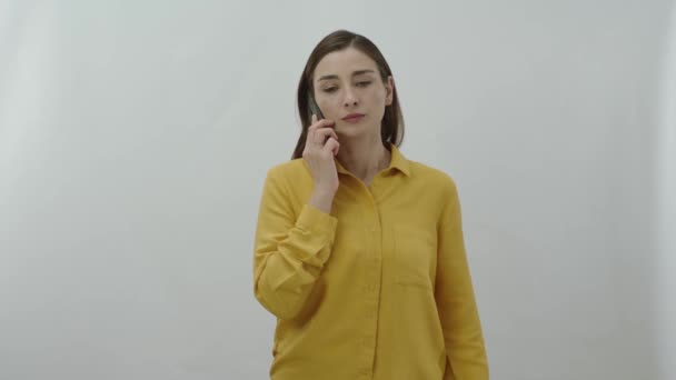 Femme Colère Criant Sur Smartphone Isolé Sur Fond Blanc Jeune — Video