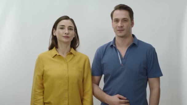 Kadın Erkek Beyaz Arka Planda Kameraya Bakıyor Birbirlerine Sarılıyorlar Mutlu — Stok video