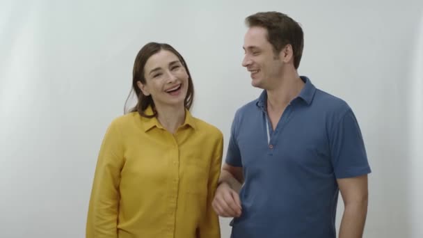 Mężczyzna Kobieta Przytulają Się Patrzą Kamerę Białym Tle Szczęśliwa Uśmiechnięta — Wideo stockowe