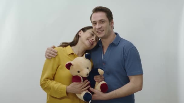 Szczęśliwa Młoda Kobieta Daje Prezent Pluszową Zabawkę Swojemu Chłopakowi Przytulając — Wideo stockowe