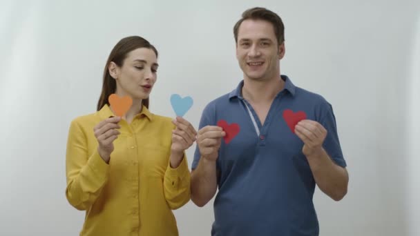 Genç Çift Dans Ediyor Beyaz Arka Planda Kağıt Kalplerle Kutlama — Stok video