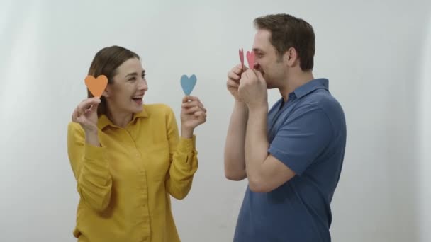 Junge Paare Tanzen Und Feiern Mit Papierherzen Auf Weißem Hintergrund — Stockvideo