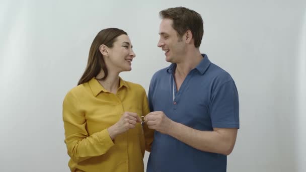 Молода Подружня Пара Купує Будинок Білому Тлі Молода Пара Яка — стокове відео
