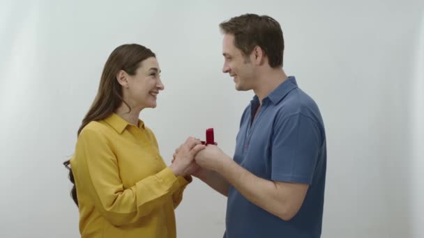 Mladý Pár Rozhodl Oženit Bílém Pozadí Muž Který Žádá Ruku — Stock video