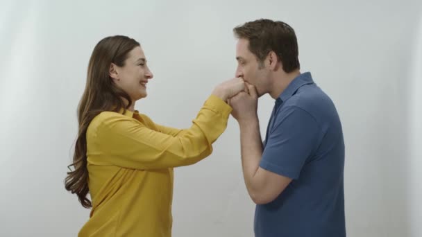 Jovem Beijando Mãos Sua Amada Esposa Namorada Mostrando Que Ele — Vídeo de Stock