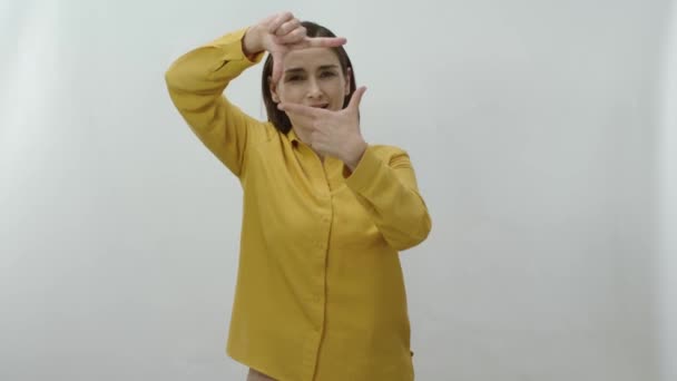Beyaz Arka Planda Izole Edilmiş Bir Kadın Kamerayı Çerçeveliyor Kameraya — Stok video