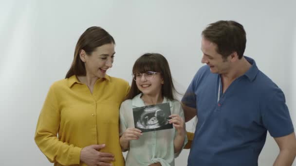 Młodzi Rodzice Ich Córki Oglądają Ultrasonografię Zbliżającą Się Ostatniego Dnia — Wideo stockowe