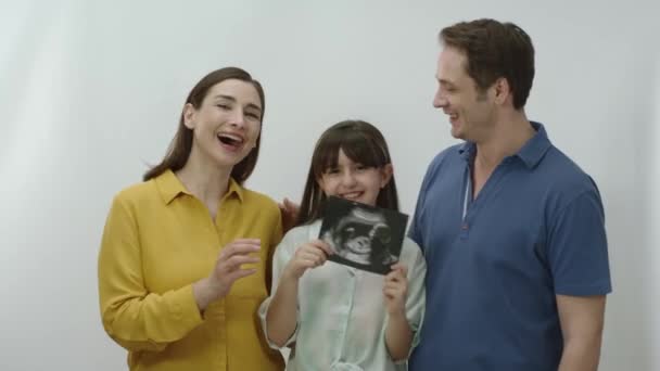 Los Padres Jóvenes Sus Hijas Miran Película Ultrasonido Que Acerca — Vídeos de Stock