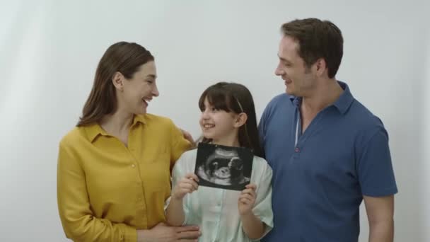 Mladí Rodiče Jejich Dcery Dívají Ultrazvukový Film Který Blíží Poslednímu — Stock video