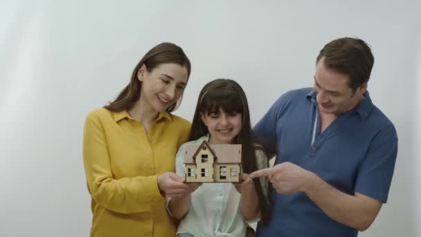 Menina Seus Pais Comprando Alugando Casa Fundo Branco Família Jovem — Vídeo de Stock
