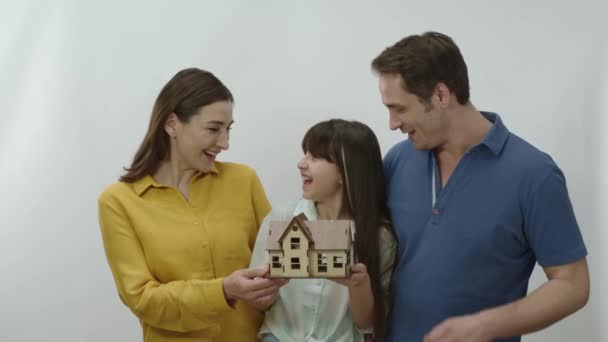Menina Seus Pais Comprando Alugando Casa Fundo Branco Família Jovem — Vídeo de Stock