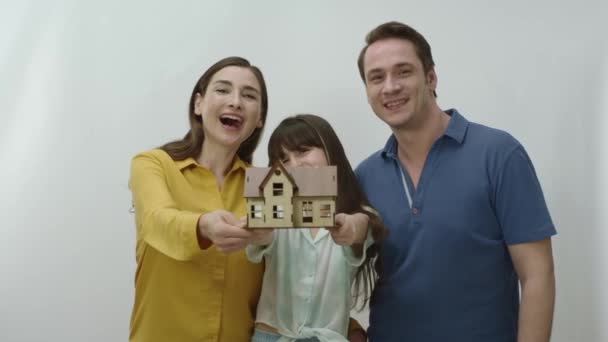 Маленька Дівчинка Батьки Купують Або Орендують Будинок Білому Тлі Молода — стокове відео