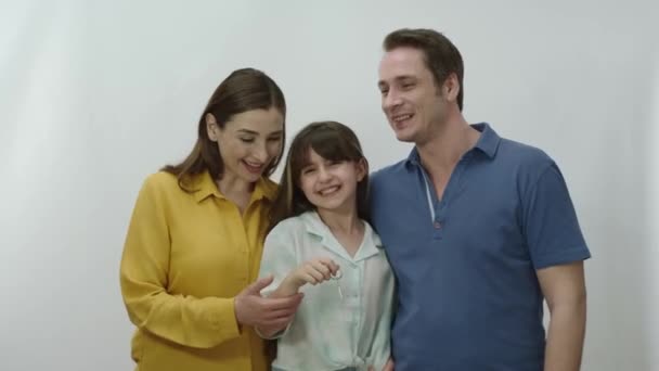 Niña Familia Feliz Mostrando Llave Nueva Casa Alquilada Comprada Pareja — Vídeos de Stock