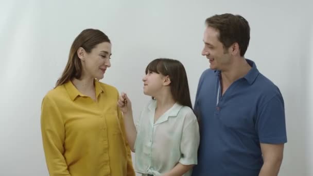 Küçük Kız Mutlu Ailesi Yeni Kiralanan Satın Alınan Evlerinin Anahtarını — Stok video