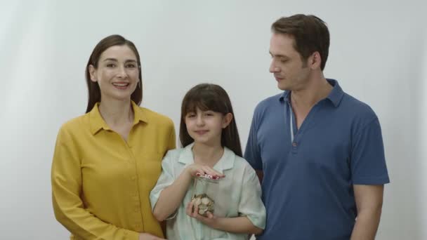 Een Klein Meisje Haar Jonge Ouders Die Graag Geld Besparen — Stockvideo