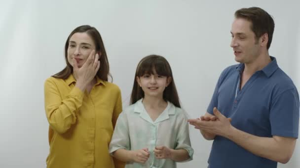 Lycklig Familj Vit Bakgrund Glada Föräldrar Rolig Familj Med Sin — Stockvideo