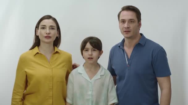 Šťastná Rodina Bílém Pozadí Šťastní Rodiče Zábavná Rodina Jejich Malou — Stock video