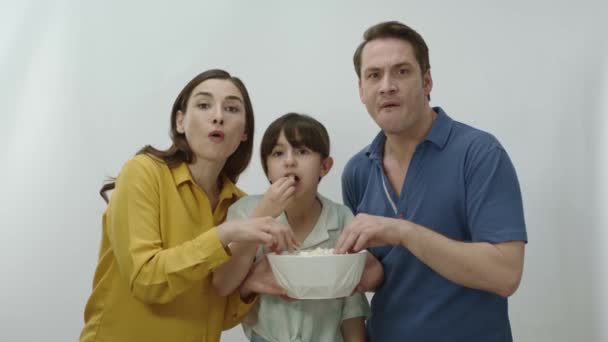 Familia Feliz Comiendo Papas Fritas Palomitas Maíz Sobre Fondo Blanco — Vídeos de Stock