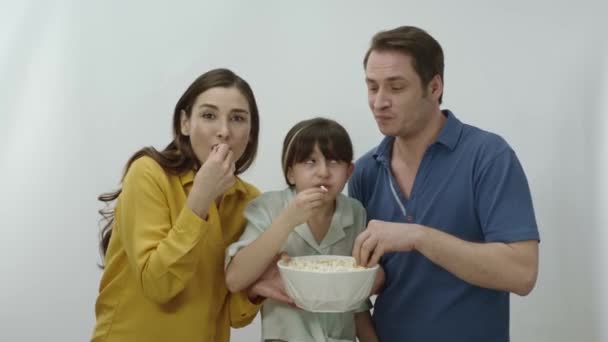 Šťastná Rodina Jíst Bramborové Lupínky Nebo Popcorn Bílém Pozadí Matka — Stock video