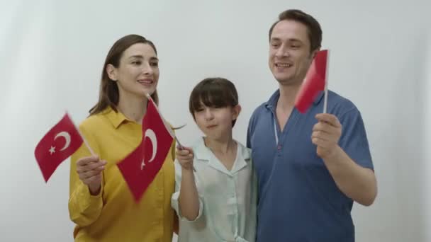 Mladá Rodina Slaví Tureckou Vlajkou Slaví Zvláštní Dny Zemi Rodina — Stock video