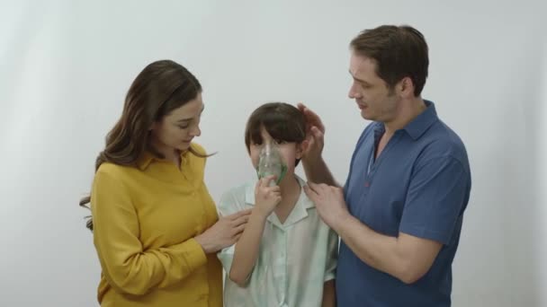 Padres Jóvenes Tratando Pequeña Hija Asmática Enferma Niña Sosteniendo Nebulizador — Vídeo de stock