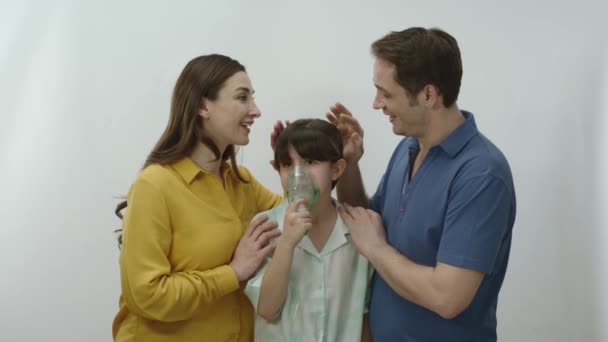 Młodzi Rodzice Leczą Chorą Astmatyczną Córeczkę Mała Dziewczynka Trzyma Zamaskowany — Wideo stockowe