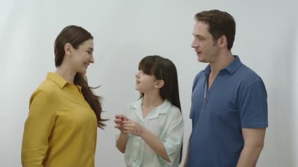 Szczęśliwa Rodzina Białym Tle Szczęśliwi Rodzice Zabawna Rodzina Ich Córeczką — Wideo stockowe