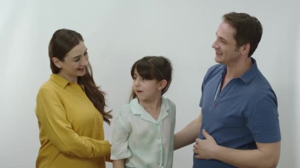 白い背景の幸せな家族 幸せな両親 彼らの娘と楽しい家族 理想的で幸せな家族の肖像画 — ストック動画