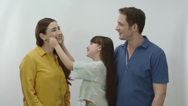Szczęśliwa Rodzina Białym Tle Mała Dziewczynka Pokazuje Rodzicom Miłość Szczypiąc — Wideo stockowe