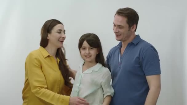 有白人背景的快乐家庭 快乐的父母 快乐的家庭和他们的小女儿 一个理想而快乐的家庭肖像 — 图库视频影像