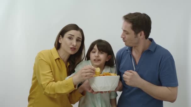 Szczęśliwa Rodzina Chipsy Ziemniaczane Lub Popcorn Białym Tle Matka Ojciec — Wideo stockowe
