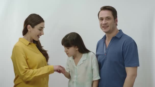白い背景に幸せなイスラム教徒の家族 イスラム教徒のトルコ人家族はEid Fitrを祝います 両親の手にキスをする少女 伝統的なイスラム教徒の伝統 — ストック動画