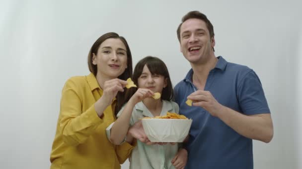 Famiglia Felice Mangiare Patatine Fritte Popcorn Sfondo Bianco Mamma Papà — Video Stock
