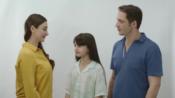 Rodiče Malými Dcerami Bílém Pozadí Holka Povídá Svými Rodiči Šťastné — Stock video